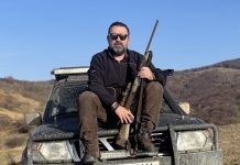 Procuror reținut pentru că a tras cu pistolul în timp ce era încătușat de polițiști